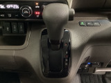CVT車のセレクトレバーです。低速から高速まで、変速ショックのないスムーズな走りを実現するとともに、エンジン効率のよい領域を維持することで燃費にも貢献します。