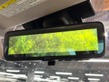 【スマートリヤビューミラー】後席の大きな荷物や同乗者で後方が確認しづらい時でも安心!カメラが撮影した車両後方の映像をルームミラー内に表示。クリアな視界で状況の確認が可能です!