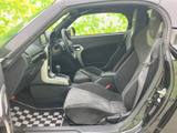 運転席からの視界は広く、運転操作もスムーズに行えます。快適なドライビングをサポートする機能的な空間です。