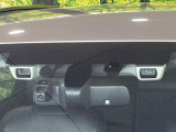 【アイサイトVer2】前方の車両等を検知し、衝突しそうな時は警報で注意を促し、ブレーキを踏む力をサポート。ブレーキを踏めなかった場合は衝突被害軽減ブレーキが作動、衝突回避をサポートします。