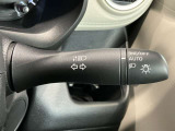 車外の明るさに応じでライトを点灯、消灯してくれるオートライト機能です☆お天気の良い昼間のトンネル走行などオートにしてると便利で安心です☆エンジン停止時にライトの消し忘れも無くなります☆