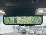 【デジタルインナーミラー】後席の大きな荷物や同乗者で後方が確認しづらい時でも安心!カメラが撮影した車両後方の映像をルームミラー内に表示。クリアな視界で状況の確認が可能です!