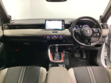 車内は光触媒抗菌消臭施工済です。インパネ周りはスタイリッシュなデザインで機能や装備も充実しています。グローブボックスやカップホルダーのほかにトレーなどたくさんの収納スペースが付いています。