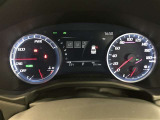 とっても見やすいメーターです。夜間時はラグジュアリーな気分にさせてくれる照明が魅力ですので、夜のドライブも楽しみになりますよ♪