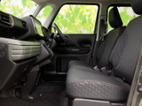 運転席からの視界は広く、運転操作もスムーズに行えます。快適なドライビングをサポートする空間です。