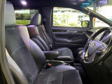 運転席の画像です。足元やシートまわりに余裕があり、リラックスした姿勢で運転が可能です。視界も良好で操作系へのアクセスもしやすく、快適で安心感のあるドライブをサポートします。