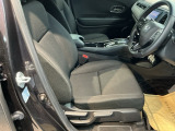 包み込むような背もたれがドライバーの身体全体をしっかり支えます。長時間の運転も快適な座り心地です。