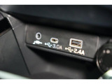 小物の収納に便利なセンタートレイには携帯等のデバイスの充電可能なUSB出力電源付です。