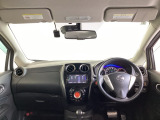 運転席は、大きな座面と包み込むような背もたれがドライバーの身体全体をしっかり支えます。上質なシート素材と座り心地のよいクッションを採用し、長時間の運転やコーナーの多い道も快適です