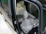 程よい硬さとホールド性が高いシートで長時間運転も快適です。