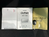 スマートキーは鍵をバッグに入れたままでもドアロックの開閉やエンジンのON・OFFができます。夜間や雨の日も鍵を探さなくて良いので便利です。