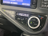 【オートエアコン】一度お好みの温度に設定すれば、車内の温度を検知し風量や温度を自動で調整。暑い&hellip;寒い&hellip;と何度もスイッチ操作をする必要はありません。快適な車内空間には必須の機能ですね♪