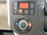 【オートエアコン】一度お好みの温度に設定すれば、車内の温度を検知し風量や温度を自動で調整。暑い&hellip;寒い&hellip;と何度もスイッチ操作をする必要はありません。快適な車内空間には必須の機能ですね♪