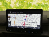 見やすい地図画面で、目的地へのナビゲーションをスムーズに。渋滞情報も確認でき、効率的なルートを選択できます。運転に集中できる環境です。