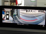 360&deg;ビューモニターでは、両サイドとフロント、バックカメラの合成で、あたかも上空から見下ろした様に周囲を確認して頂けます。駐車場だけでなく、T字路等でも活躍のアイテムです!