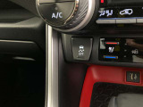 ビークルスタビリティコントロール、いわゆる横滑り防止装置です。ABSと連携し、高いレベルでの安全走行が可能となっております。装置に頼らず、安全運転を心がけましょう。