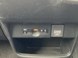 ビルトインタイプの【ETC】で見た目もスッキリ。高速道路の利用にとても便利です。【アクセサリーソケット】電源からケーブルをつなげば、スマートフォンなどの電子機器の充電などを行うことができます!