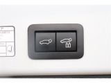 ドアが閉まった時にそのまま施錠もしてくれる予約ロック機能付きのパワーバックドア。荷物で手が塞がっている時に便利な機能です♪