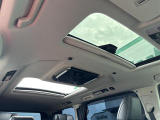 【 サンルーフ 】屋根からの自然光が差し込むことで、閉鎖的な車内が明るく開放的な空間に変わります♪