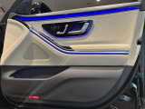 メモリー付きパワーシートが装備されている車両はシートの位置・ドアミラーの角度・ハンドルの位置を3名まで記憶出来ます。