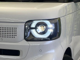 【LEDヘッドライト】悪天候や夜間走行時も良好な視界を確保し安心して運転できる高輝度LEDヘッドライトを装備!点灯速度が早く、消費電力も抑えられています。