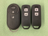 スマートキーを装備しています。鍵を差し込むことなくドアロックの開け閉めと、スタートボタン操作でのエンジンスタートができます。加えて、純正リモコンエンジンスターター用の操作キーもついています。