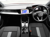 安全で快適な運転をサポートするアウディバーチャルコックピット。多機能でありながら優れた操作性で、シンプルで美しいインテリアデザインに溶け込んでいます。