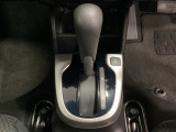 CVT車のセレクトレバーです。低速から高速まで、変速ショックのないスムーズな走りを実現するとともに、エンジン効率のよい領域を維持することで燃費にも貢献します。