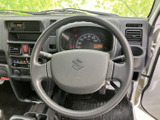 握りやすいステアリングは、運転操作をスムーズにサポート。操作性にも優れており、運転をより快適にします。小径で操作しやすいのが特徴です。