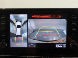 パノラミックビューモニター付きです。車両を上から見たような映像をディスプレイオーディオ画面に表示。運転席からの目視だけでは見にくい、車両周辺の状況をリアルタイムでしっかり確認できます。