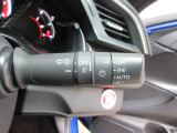 オートヘッドライト標準装備です。車外の明るさに応じて自動的にヘッドライトの点灯・消灯をしてくれます。トンネルの出入り口などで活躍してくれます。
