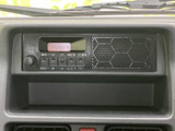 ラジオの受信感度も良く、クリアな音質で楽しめます。運転中の情報収集にも役立ちます。シンプルな画面表示で、操作も簡単です。