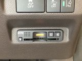ハンドルの右下にETCがついています。高速道路の料金所の通過も楽々です!。 カードの取り出しもしやすい場所についています。