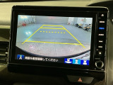 リバースギアに入れるだけで後方の表示へ切り替わります。夜間や雨の日の駐車も楽になりますよ。