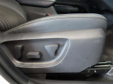 パワーシート搭載。微妙な調整が手軽にでき、ピッタリの最適なポジションで運転することが可能です。