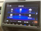高精細なディスプレイが、運転に必要な情報を分かりやすく表示。直感的な操作性で、快適なドライブをサポートします。多彩な機能で、カーライフをより豊かに彩ります。