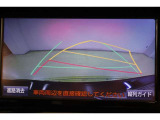 ハンドル操作に連動してガイドラインが変化するバックカメラ搭載です。クルマは構造上たくさんの死角がありますので、とても便利な機能ですね。あくまで補助の為の装備ですのでバックは目視での確認が大事ですよ!