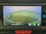 【バックカメラ】運転が苦手な方も車庫入れラクラクです!ギアをリバースに入れれば自動的に切り換わりますので、面倒な操作は不要です♪狭い駐車場もお車を傷つけず安心ですね!