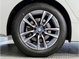BMWの純正アロイホイールは軽量かつ強度にも優れているホイールで走行性能を引き上げる設計になっております。足元にもBMWは妥協がなくこだわっている個所になります。