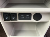 【USBソケット】【シートヒーター】の両方をインパネセンターに配置。