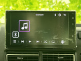 高精細なオーディオ画面で、音楽や映像を楽しめます。直感的な操作で、簡単に設定変更も可能です。ドライブ中のエンターテイメントを充実させてくれます。