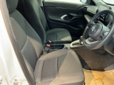 運転席は、大きな座面と包み込むような背もたれがドライバーの身体全体をしっかり支えます。上質なシート素材と座り心地のよいクッションを採用し、長時間の運転やコーナーの多い道も快適です。