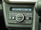 オートエアコンを装備しておりますので、四季を通じて車内を快適な温度に保つことが出来ます!高級感が有りますね!