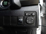 運転席から左右のドアミラーの開閉が可能です♪駐車場でのドアミラーの折り畳みが簡単です♪