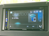 高画質オーディオ画面は、様々な情報を分かりやすく表示します。Bluetooth接続で、スマートフォンとの連携も可能です。快適なカーライフを演出します。