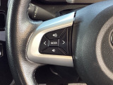 ステアリング左手側にオーディオ関連のコントロールスイッチを配置しています。操作時は視線を逸らすことなく運転に集中できます。