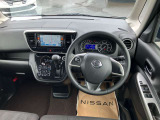 インパネシフトで操作し易く、広々とゆったりとした運転席周りです!助手席へも簡単にウォークスルーでき便利です!