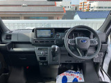 ブラックを基調としたクールデザイン。インパネシフト、フットブレーキで足元や運転席のスペースも広々。