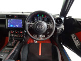 革巻きステアリングで快適な操作性の運転席です。
