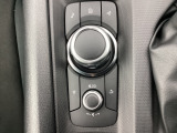 ドライバーが自然に手を降ろした位置にコマンダーコントロールをレイアウト。走行中も視線を移すことなく安全に各種設定などの走行情報を手元で操作可能です。